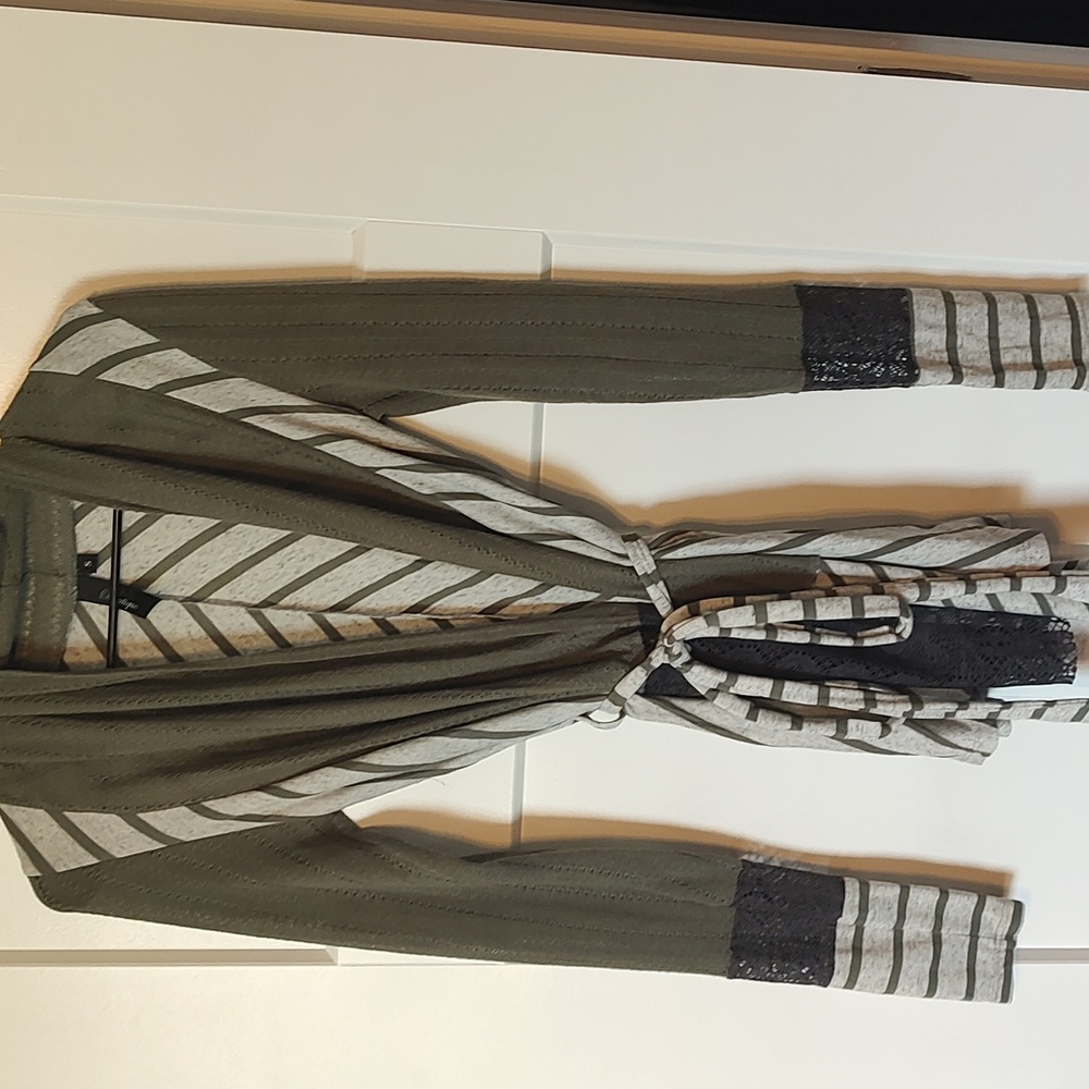 Bke boutique women's Long sleeve wrap light cardigan small like new green/gray